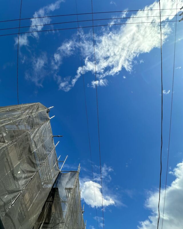 戸建住宅　外装工事

11月の青空の下で、外装工事中です。
雨も降りましたが、夏のような暑さから、秋晴れのなか、作業が進んでいます。

#戸建外装工事
#シーリング工事