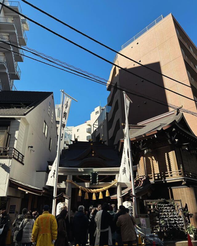 小網神社　日本橋七福神めぐり

強運厄除の神・東京銭洗い弁天の杜
強運、厄除け、金運のご利益を願い。

今年は、お正月を過ぎての参拝となりました。
この時期でも、小網神社は、お守り購入、参拝も
列に並びました。
今年もまゆ玉おみくじをお守りとします。

お正月過ぎの平日昼間の日本橋七福神めぐりは、2時間ほどゆっくり街並みを楽しみながらまわりました。
お参りの後のランチは、ラーメン&ビールで乾杯で。

#SHUAI
#シュウアイ
#日本橋七福神めぐり
#小網神社
#まゆ玉おみくじ